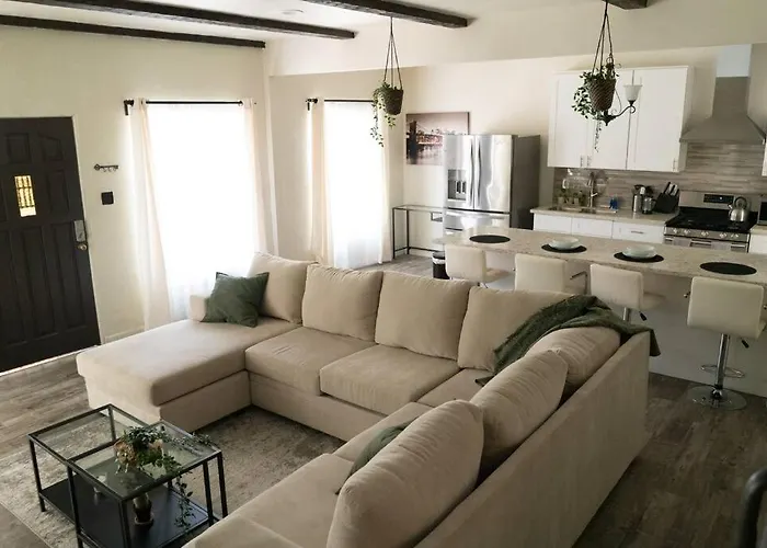 Spacious 2-Bedroom Unit In Hollywood