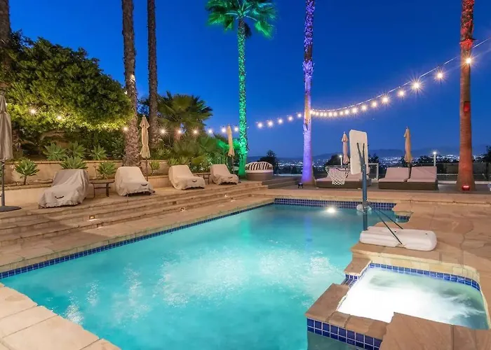 Gorgeous Villa W/Pool, Spa, B-Ball Court & View!