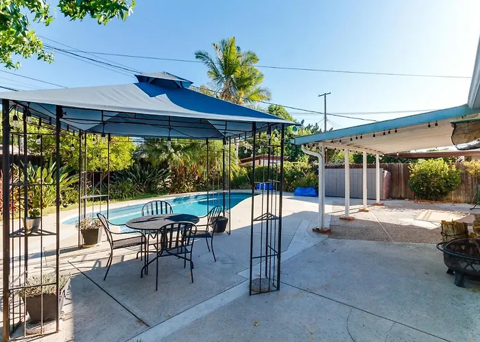 4 Bedroom West Hills Charmer With Pool And Jacuzzi