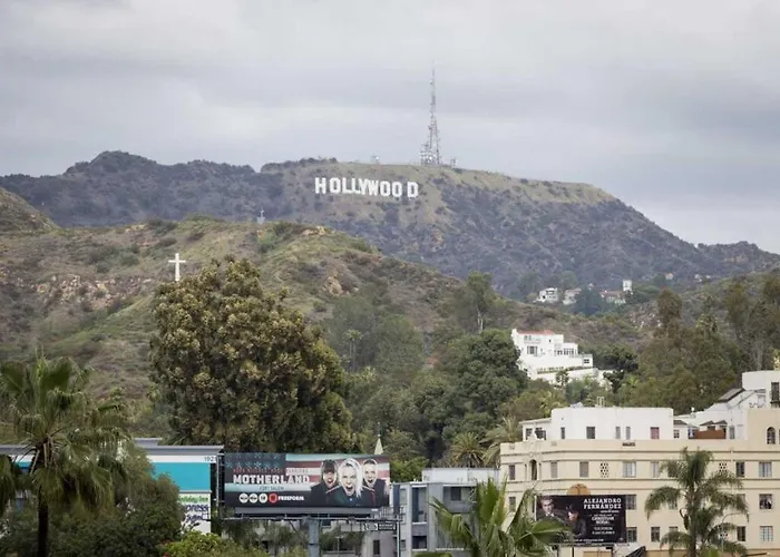 Blue Palm Hollywood Aprtments