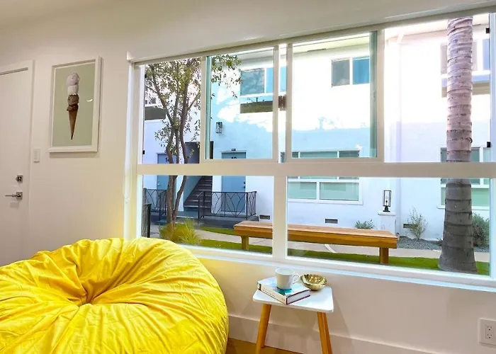 Kingsley Courtyard Apartment