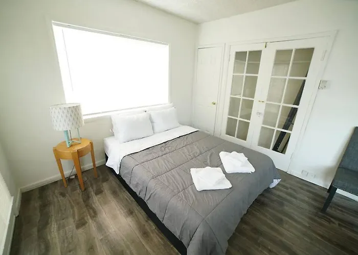 Cozy & Spacious Apartment In West Hollywood