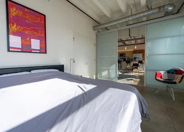 Stunning Downtown La 2 Bedroom/ 2 Bathroom Loft With Private Balcony.