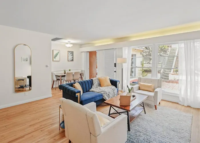 Dazzling Westside 4 Bedroom Home-Minutes To The Beach