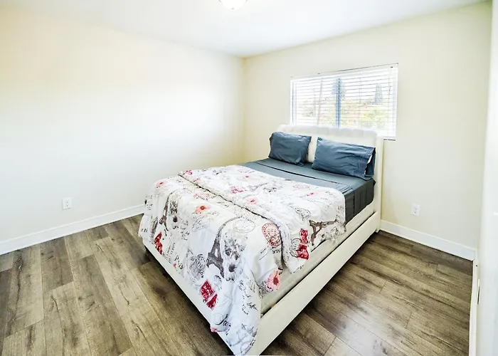 Spacious 5 Bedroom 3 Bath Modern Home By Downtown La With Parking