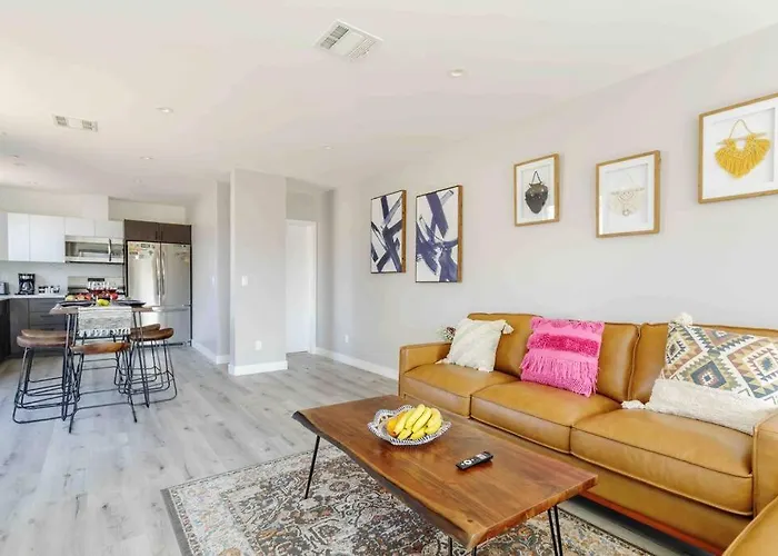 Hollywood Art House With Bright Sunlight