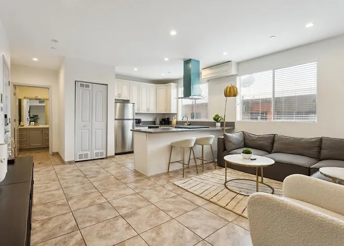 Blue Palm Hollywood Apartment