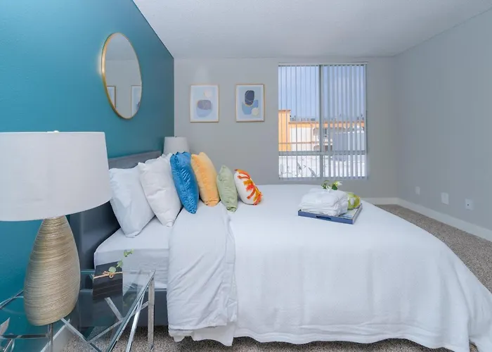 Universal Studios 8 Min Drive Two Bedroom Apartment With Free Parking