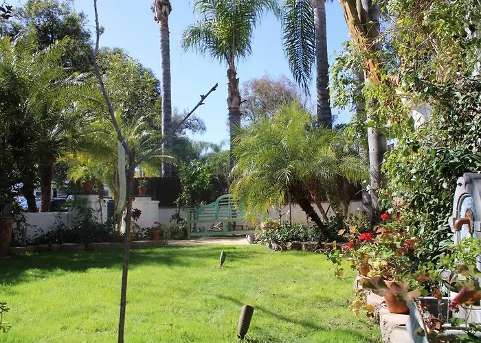 Stylish Mediterranean Villa, Pool, Jacuzzi, Hollywood & Malibu Bliss