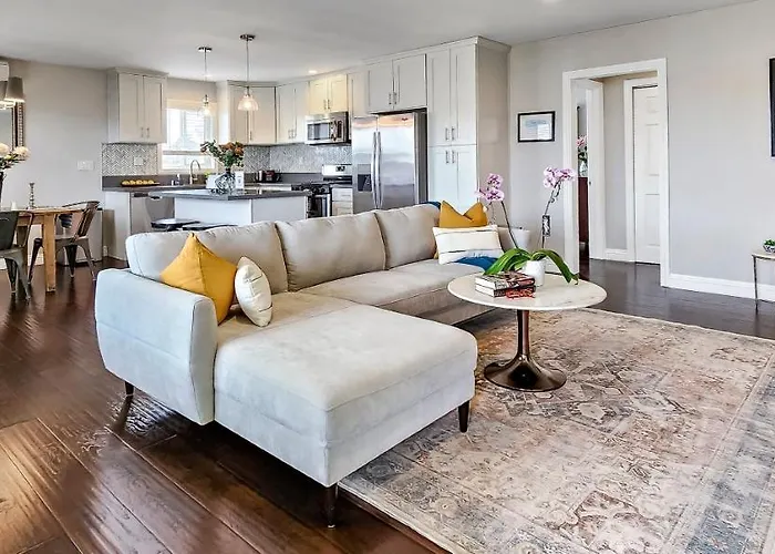 15 Mins To Venice Beach, Lax And Private Parking
