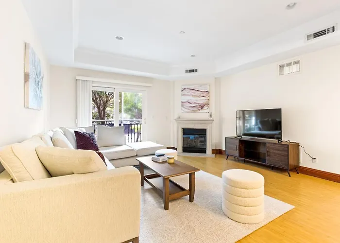 Charming And Stylish Apartment In The Heart Of La