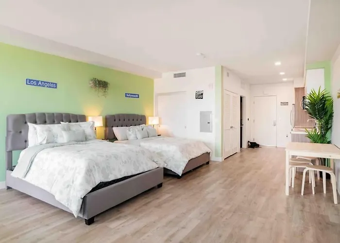 Deluxe Suite W Balcony On Hollywood Walk Of Fame