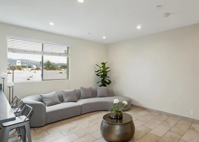 Gold Point Hollywood Apartments