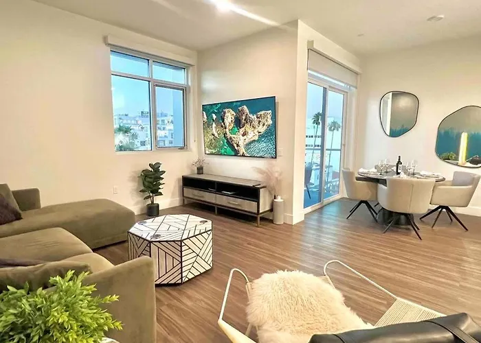 New Designer Corner Penthouse 2 Bedroom W/ 3 Beds