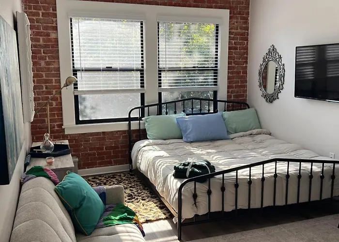Newlodge East Hollywood Retreat