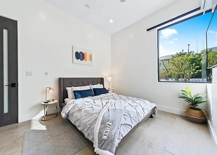 Beverly Hills Lux Villa W. Pool, Rooftop & Parking