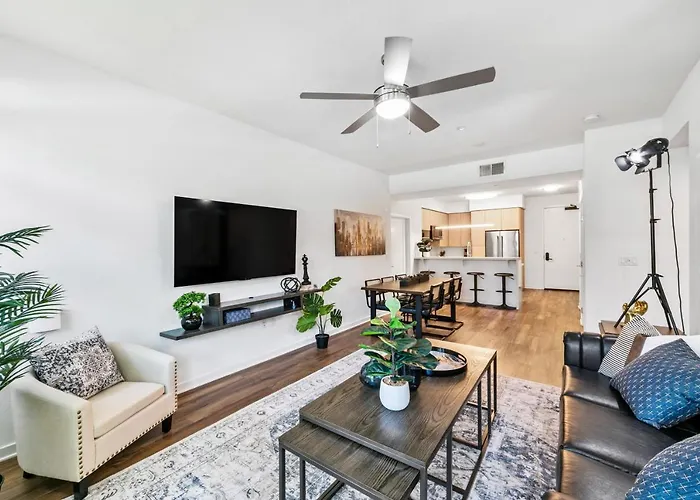 Beverly Grove Chic City Oasis 2 Bedroom Apt With Den 138