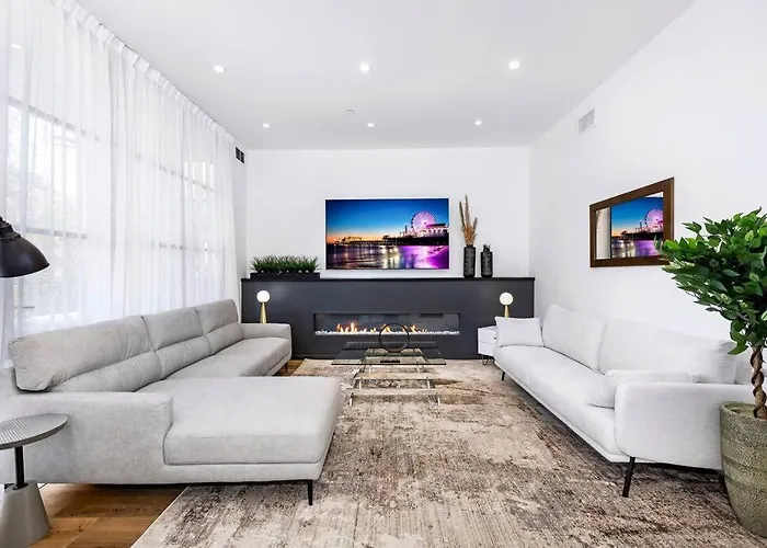 4Br Modern & Spacious Townhouse W/ Free Parking