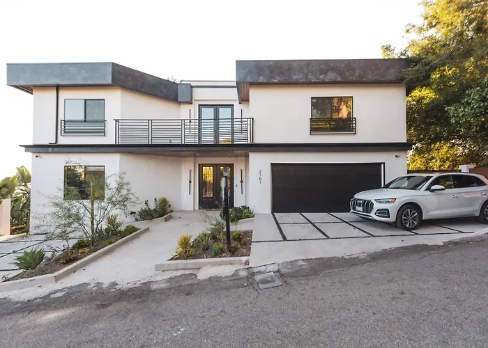 Brand New Luxurious Hollywood Estate 4 Bedroom , 7 Bathrooms Plus 3 Parking Spaces With 360 Views Of La