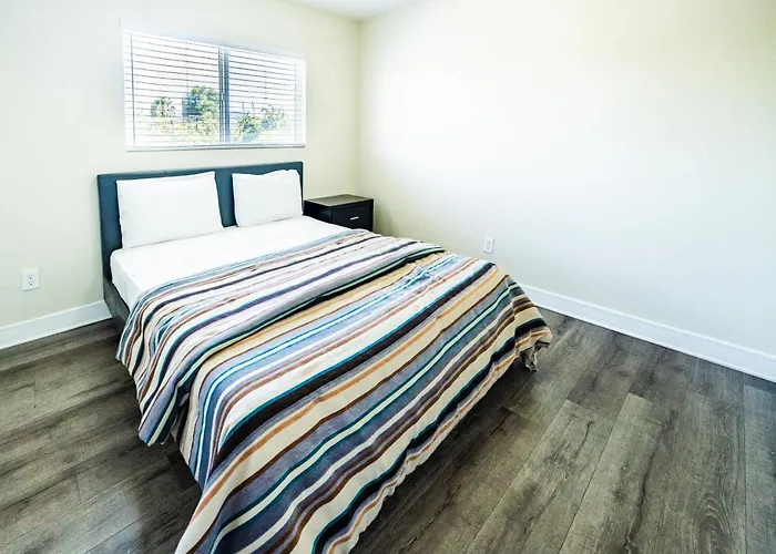 Large Chic 5-Bedroom 3 Bathroom Clost To Downtown La
