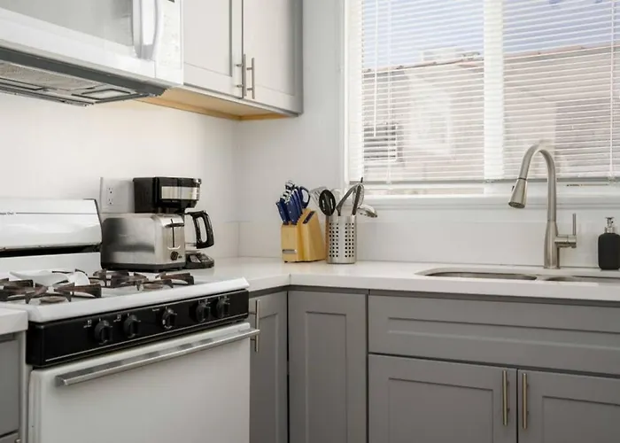 Beautiful 2Br Unit In The Heart Of K-Town