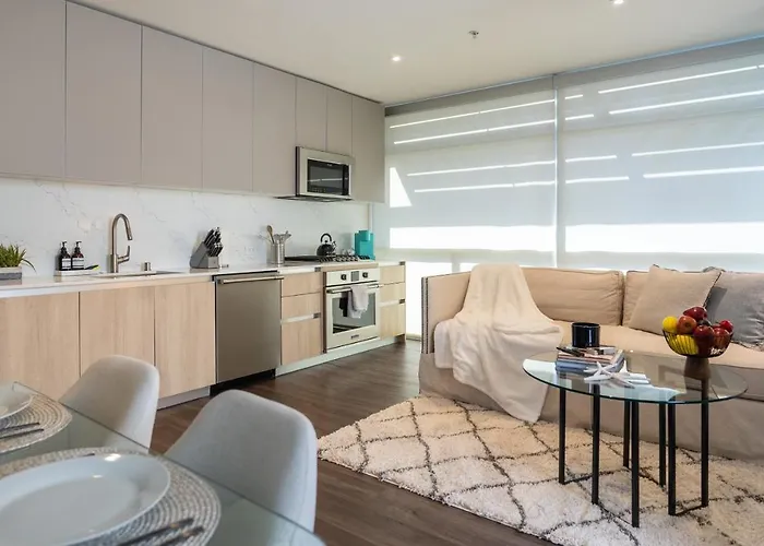 Stylish Condo By The Beach