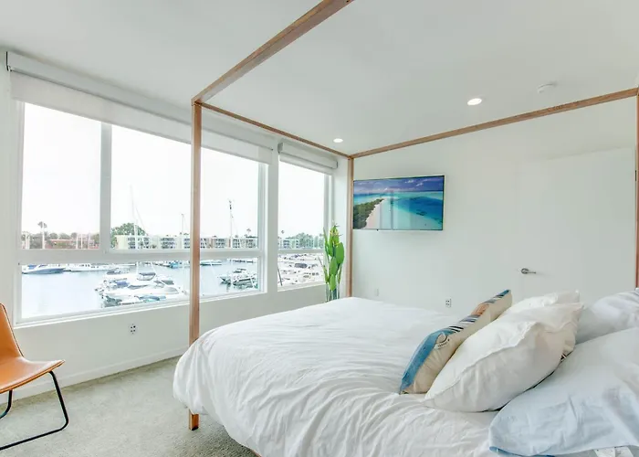 Sunny Condo W/ 2 Story Panoramic Ocean Views