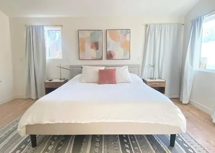 Modern Two Bedroom Two Bath W/ Parking And Laundry