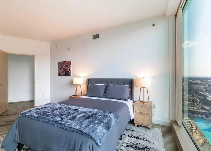 2Br Luxury Highrise Hollywood