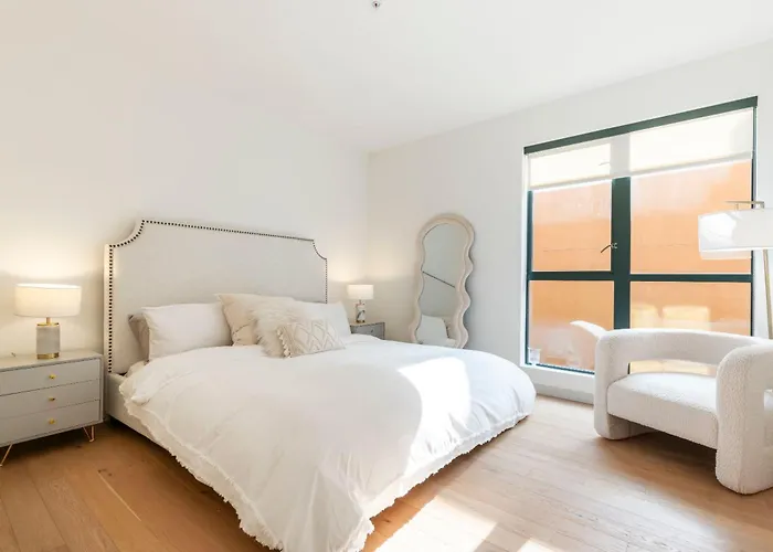 2Br Hollywood Luxurious Condo