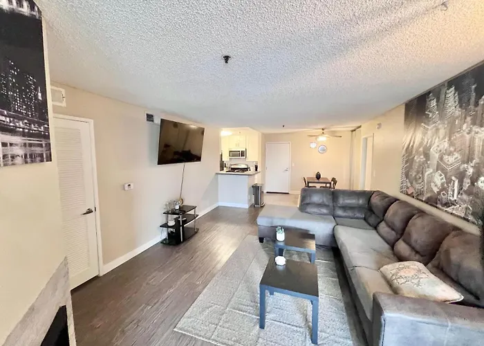 Hollywood Two Bedroom & Free Two Parking Spots Apartment