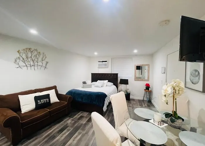 Lovely Sherman Oaks Studio