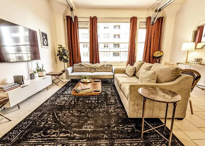 Classic Los Angeles Elegance In Downtown, Sleeps 4, Free Parking And 360 Degree View Roof Top Pool!