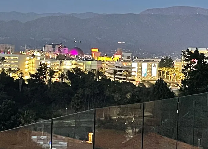 Luxury Hollywood Hills Gated View Estate - Ultra Private And Gorgeous! Minutes To Universal Studios And Hollywood!