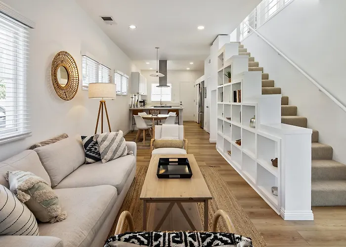 Exclusive 2Bd 3Ba With Balcony