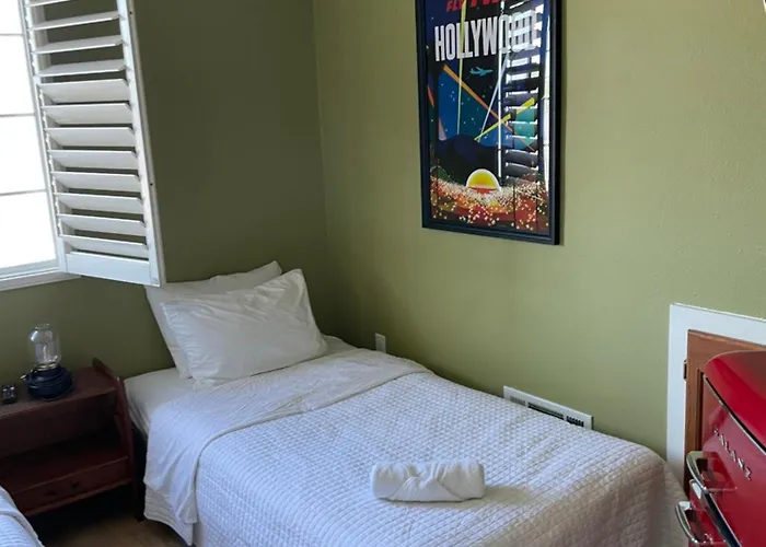 Private Room In Los Angeles La With Tv & Wifi & Ac & View Of Hollywood Sign & Private Fridge & Shared Kitchen!!!