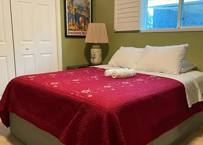 Private La Bedroom W Private Half-Bathroom - Ac - Wifi - Private Fridge -Smart Tv