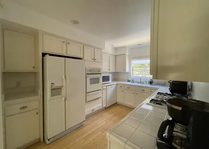 Charming Bright Traditional Home In Sherman Oaks
