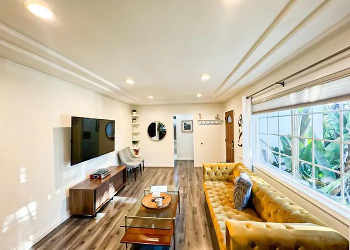 Modern 2-Bedroom Apartment In Heart Of The City
