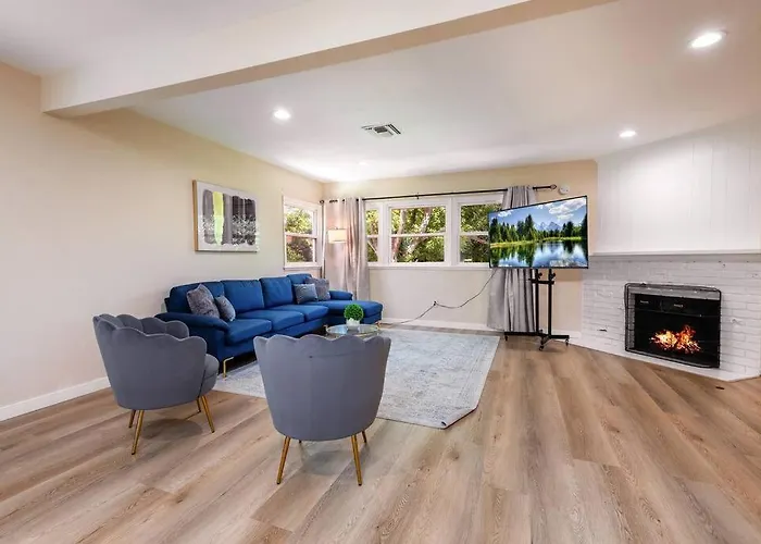 Luxury 3Br House W/ Jacuzzi & Big Backyard!