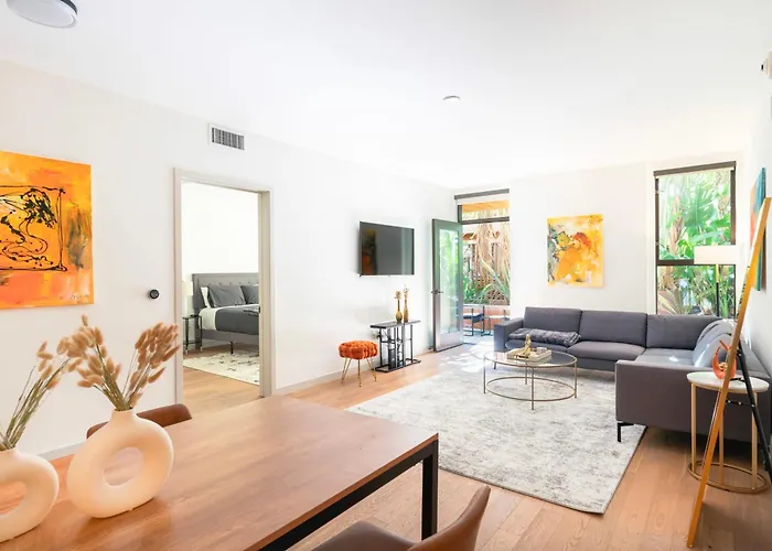 Hollywood 2 Bedroom Luxury Condo