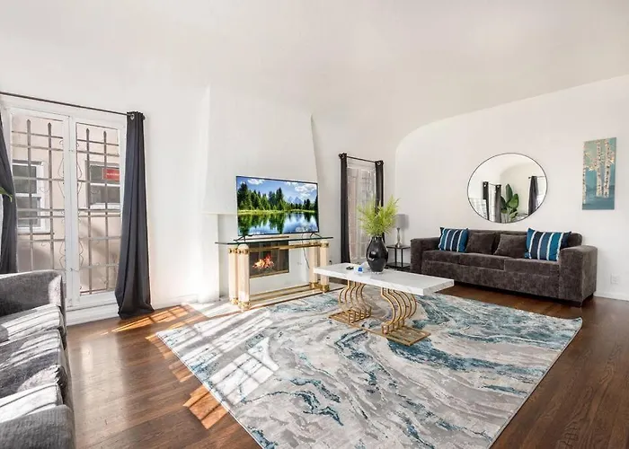 Serenity In The City: 2Br Apartment W/ Hot Tub