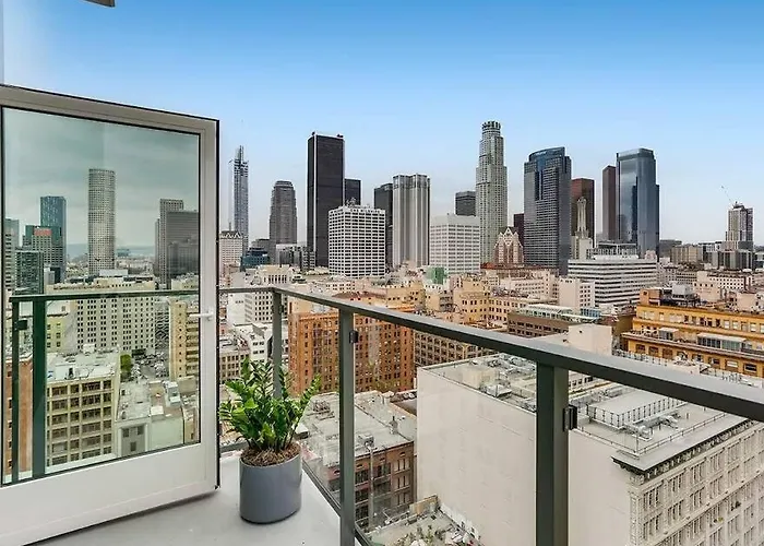 Sleeps 9 Three Bedroom Heart Of Downtown Los Angeles