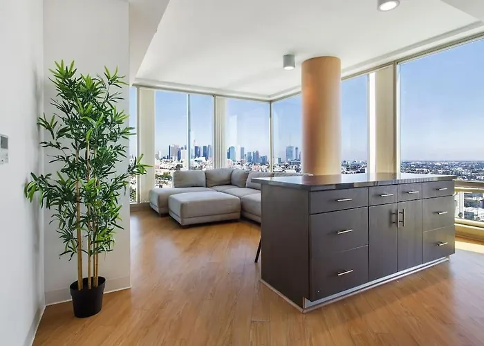 Lovely Upscale High Rise Private Parking & Pool
