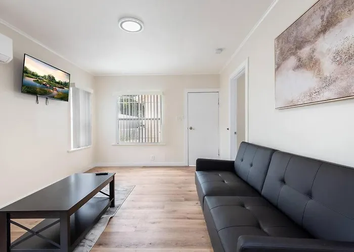 Spacious 2-Bedroom In Lively La