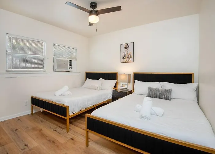 Exposition Park Apt Sleeps 4