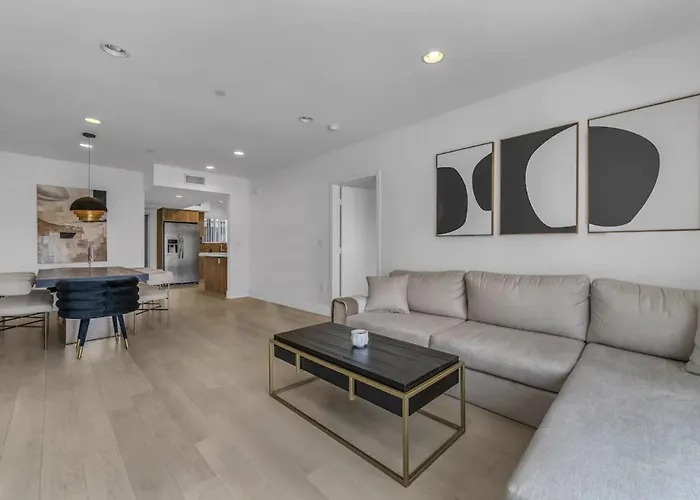 Luxury & Modern 3 Bedroom & 3 Bathroom Penthouse In Santa Monica With Free Parking