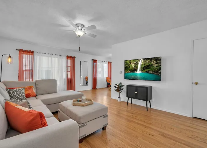 Prime Location 2 Bedroom And 2 Bathroom Retreat In Beverly Hills With Free Parking
