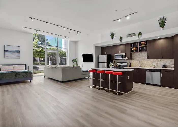 Large Dtla Townhome On-Site Free Parking, A Rooftop Gym, & A Pool