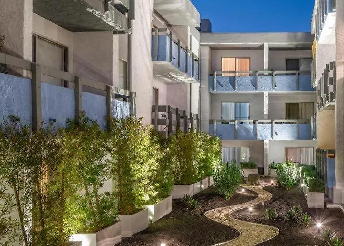Elegant Hollywood Condo With Balcony & Pool